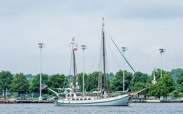 Ein traditioneller Schoner liegt im Hafen von Annapolis vertäut