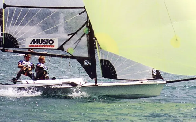 Ein 49er-Zweimannskiff im Gleitflug, die Crew im Trapez