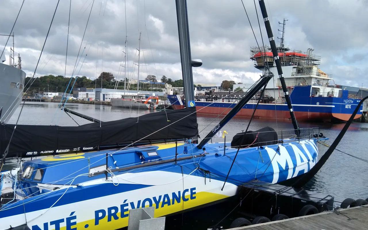 Die blau-gelbe IMOCA MACIF Santé Prévoyance längsseits an einem Steg
