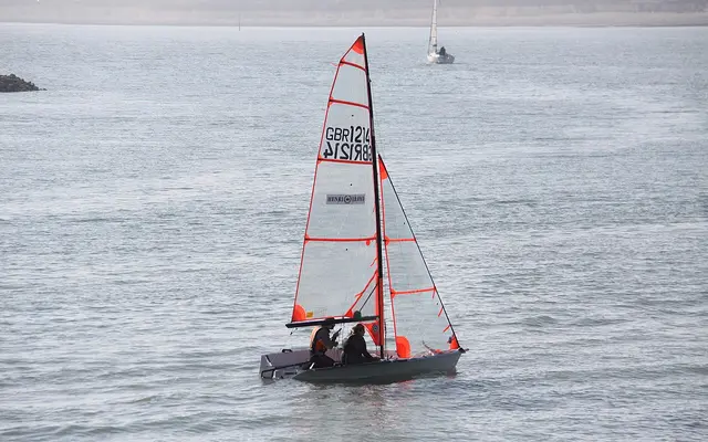 Ein 29er-Skiff mit zwei Personen in schneller Fahrt, beide Crewmitglieder im Ausreiten