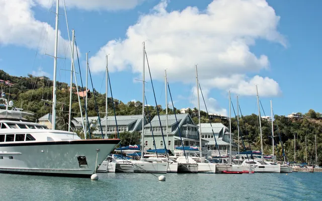 Charteryachten vor Anker in der Marigot Bay, St. Lucia