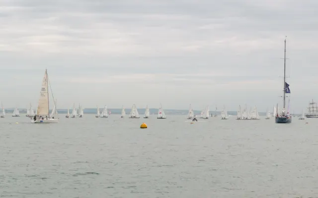 Yachten bei einer Regatta im Solent vor Cowes