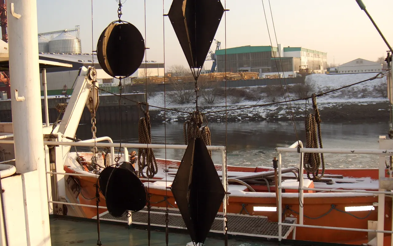 Black day shapes hung in a vessel's rigging: a ball, a diamond and a ball one above the other