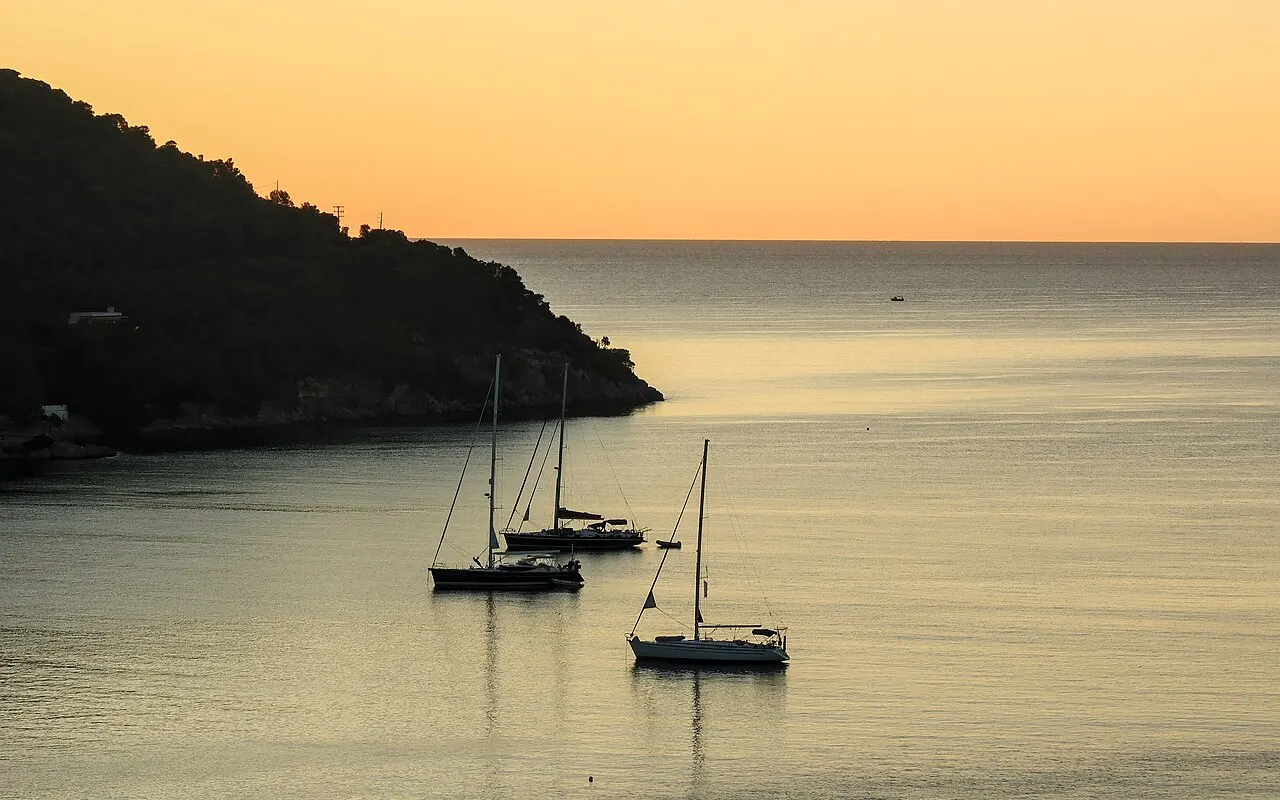Des yachts au mouillage dans une baie calme à l'aube