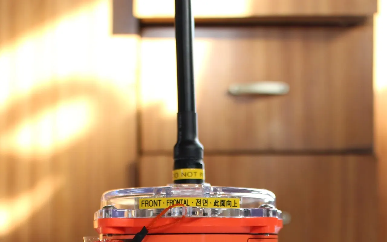 Оранжевый GPS EPIRB с функцией отделения от кронштейна