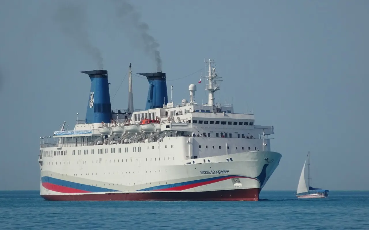 Un gran buque de pasaje en el mar con un pequeño yate a vela cerca