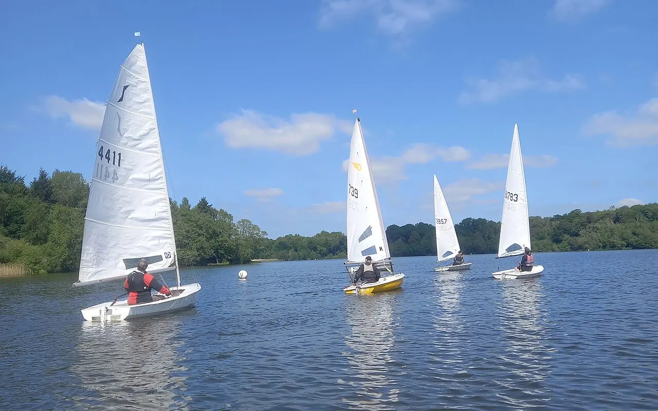 Varios dinghies navegando en un lago