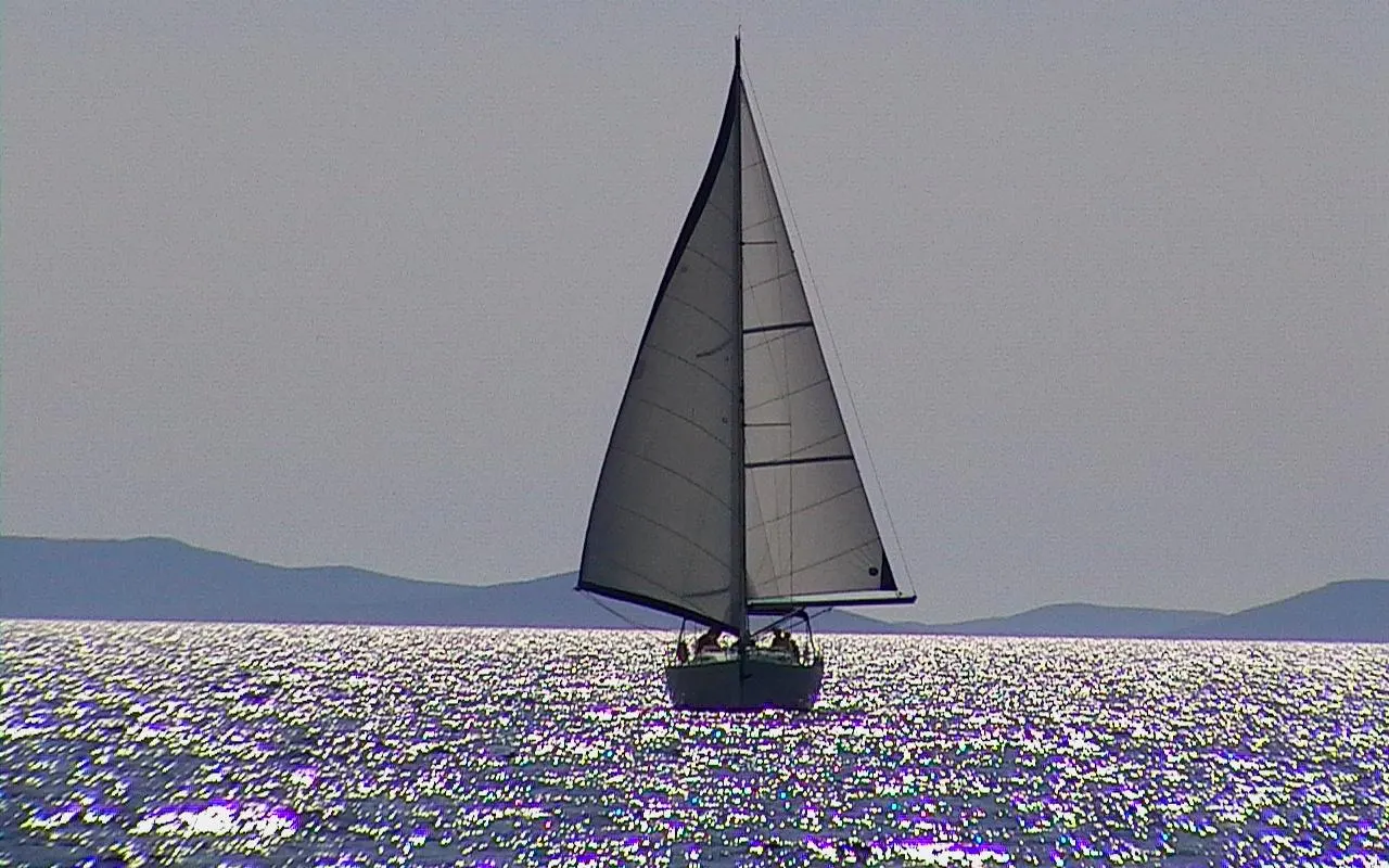 Un velero navegando con el foque y la mayor izados