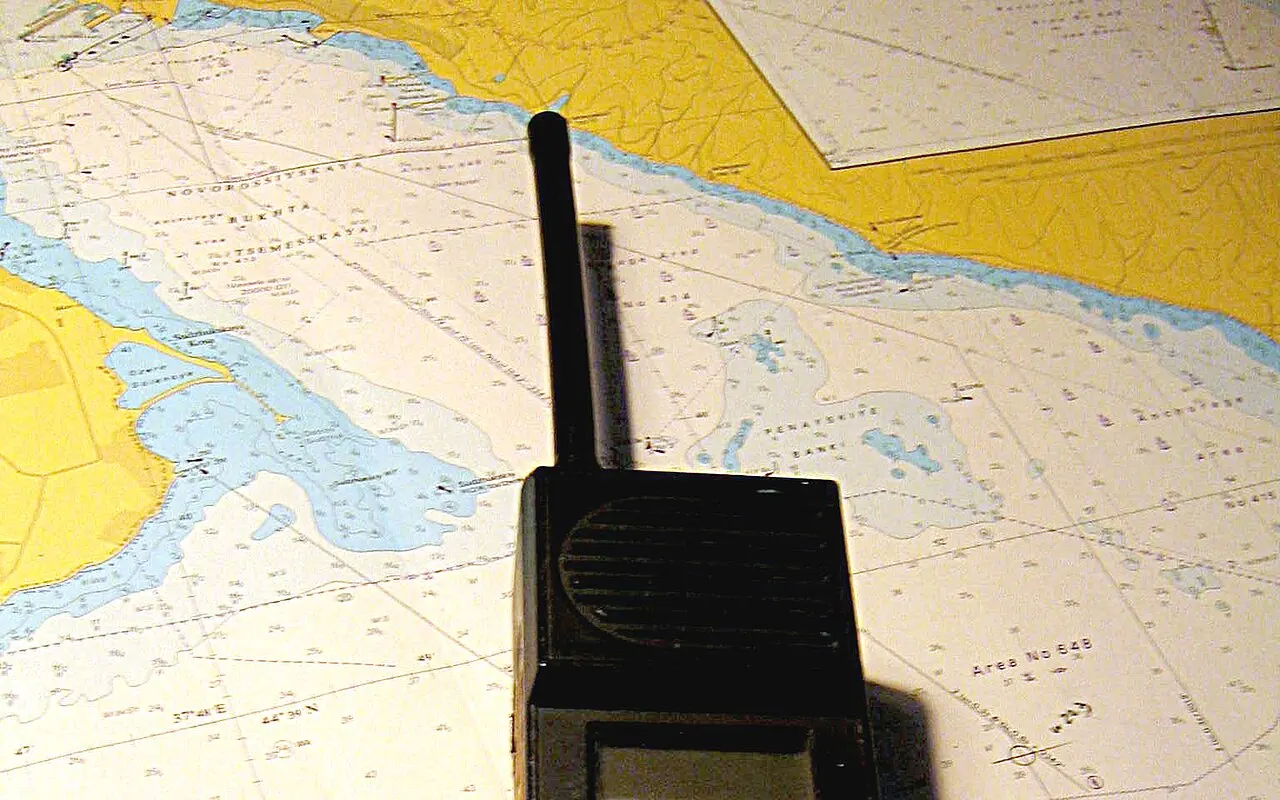 Une VHF portable GMDSS posée sur une carte