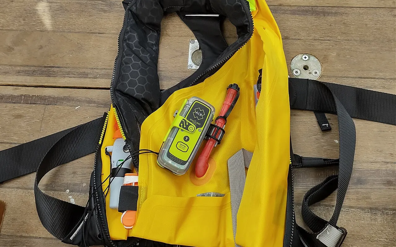 Une balise personnelle de localisation fixée à l'intérieur d'un gilet de sauvetage gonflable