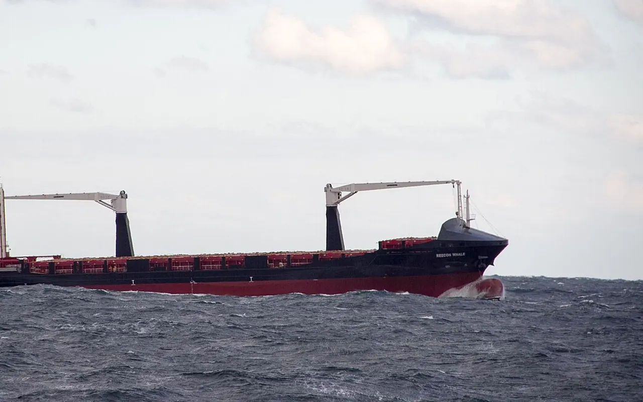 Un porte-conteneurs en mer, dans une mer agitée
