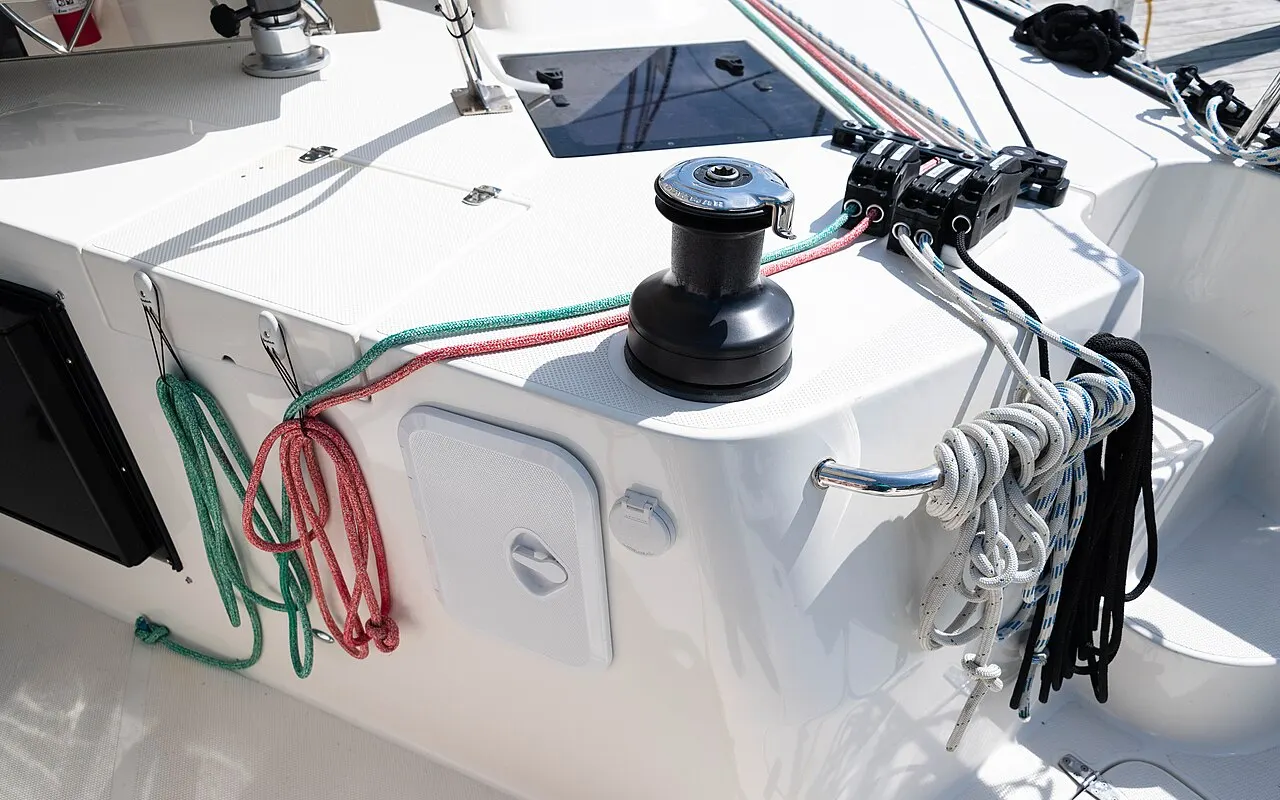 Escotas y drizas pasadas por winches de fricción hasta un winche en la cubierta de cabina de un yate