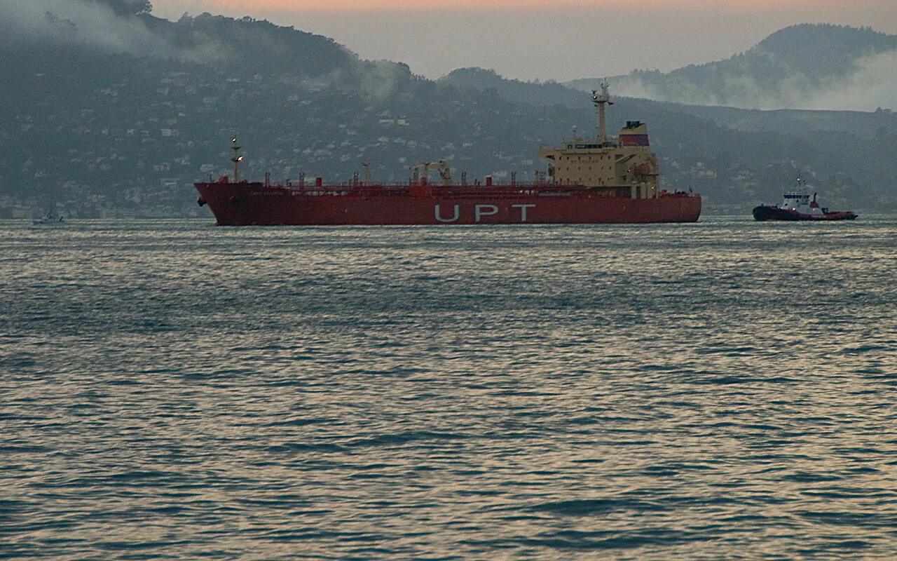 Un petrolero cargado navegando en aguas costeras