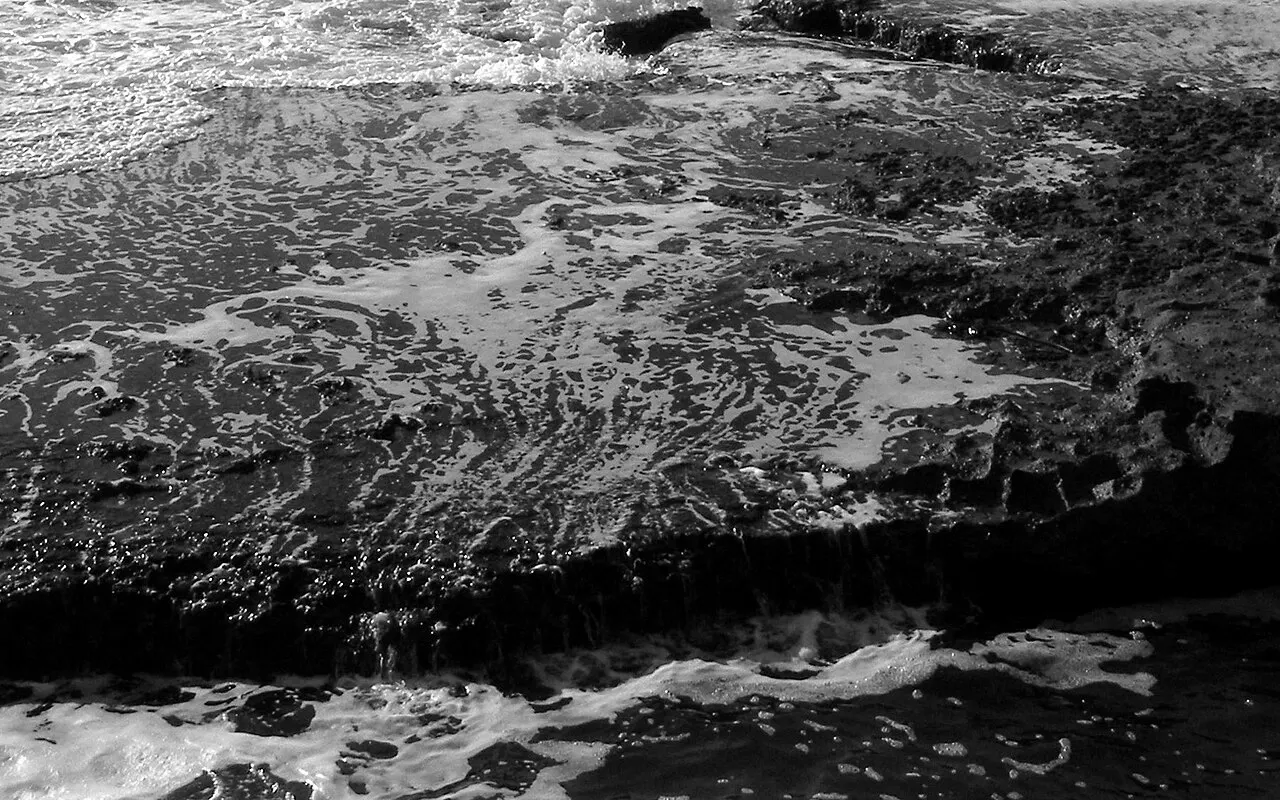 Mer agitée et rochers au large du Portland Bill