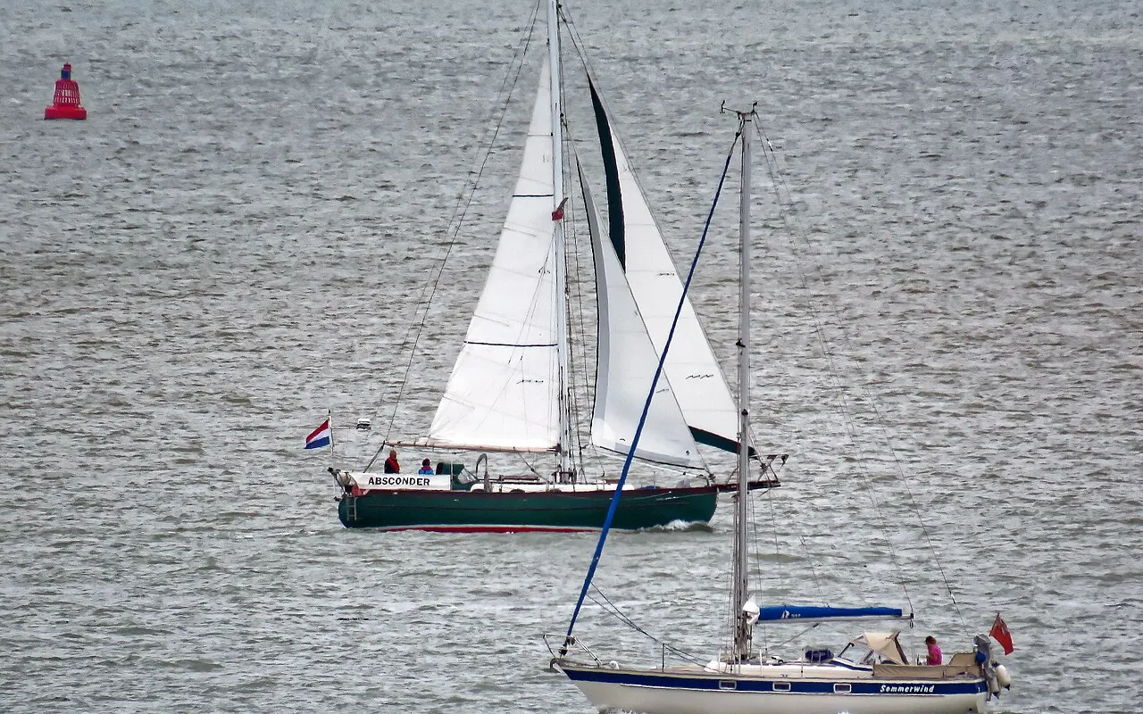 Deux yachts à voile proches l'un de l'autre, l'un dépassant l'autre