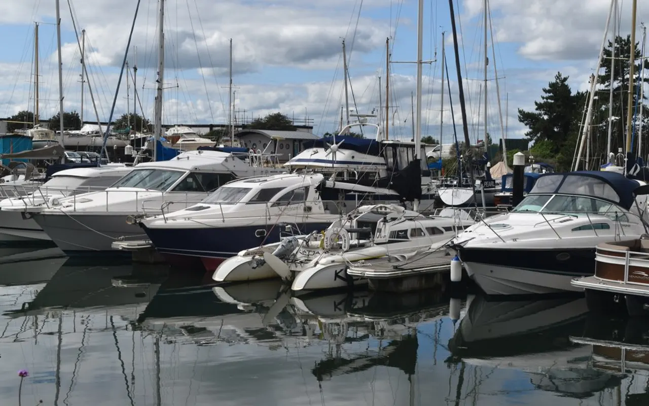 Lanchas y yates amarrados en una marina de yates británica