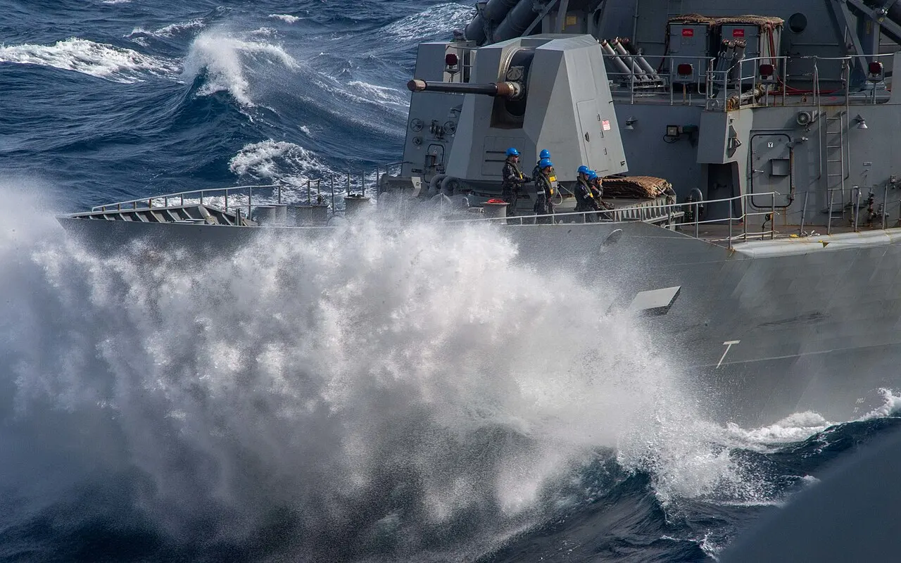 Un barco abriéndose paso entre mares pesadas que rompen