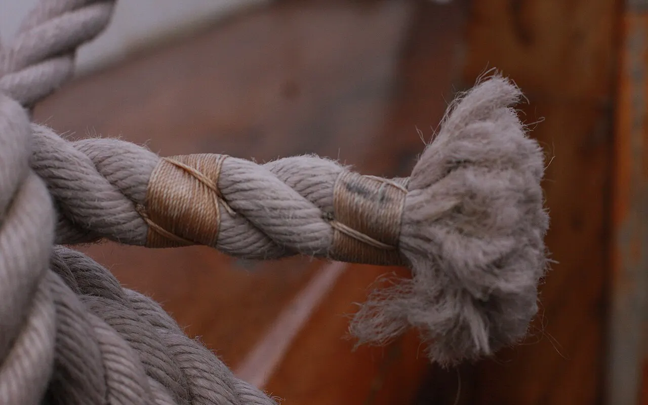 Une extrémité de cordage commis à trois torons ligaturée
