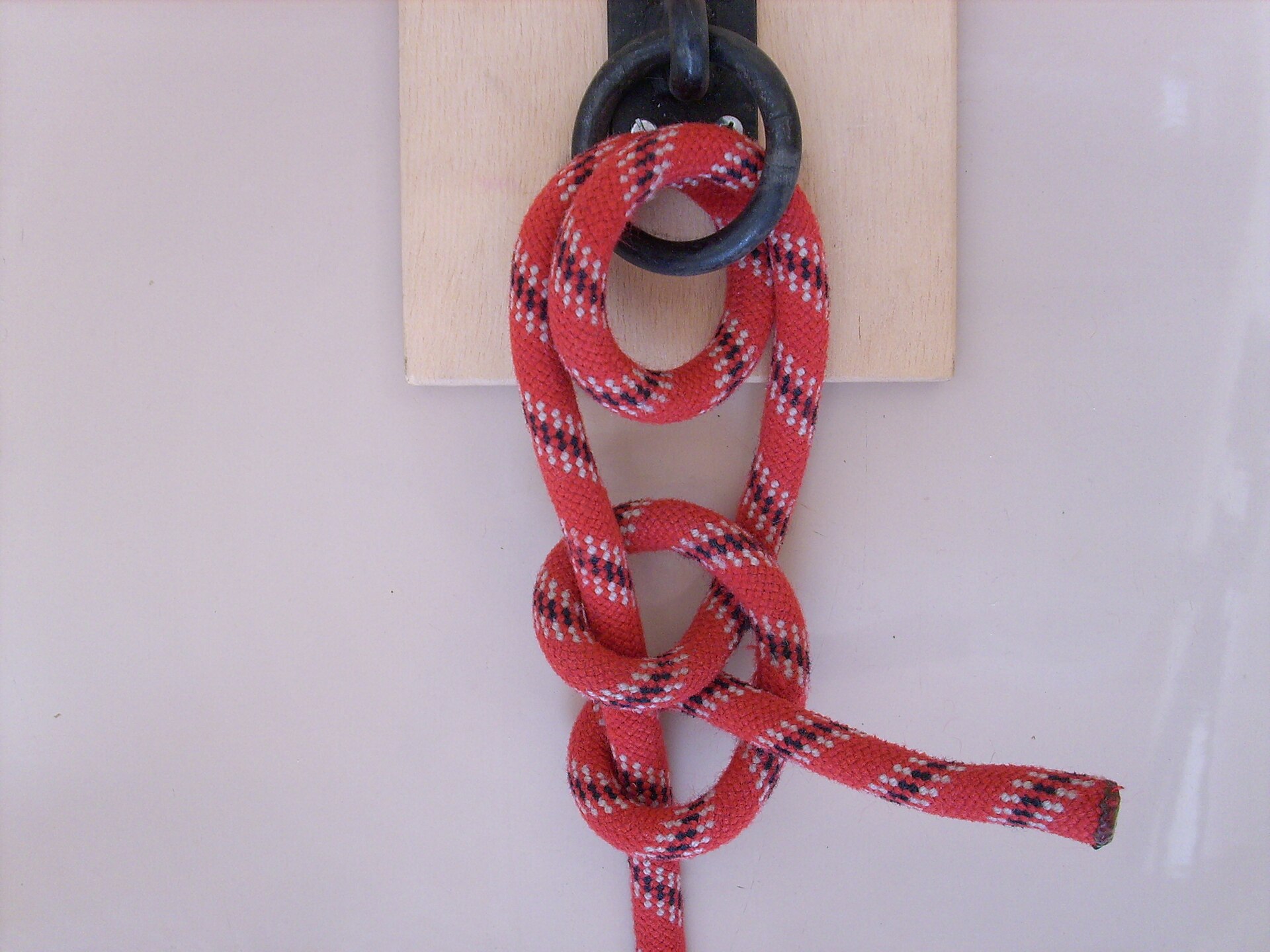 The finished round turn and two half hitches