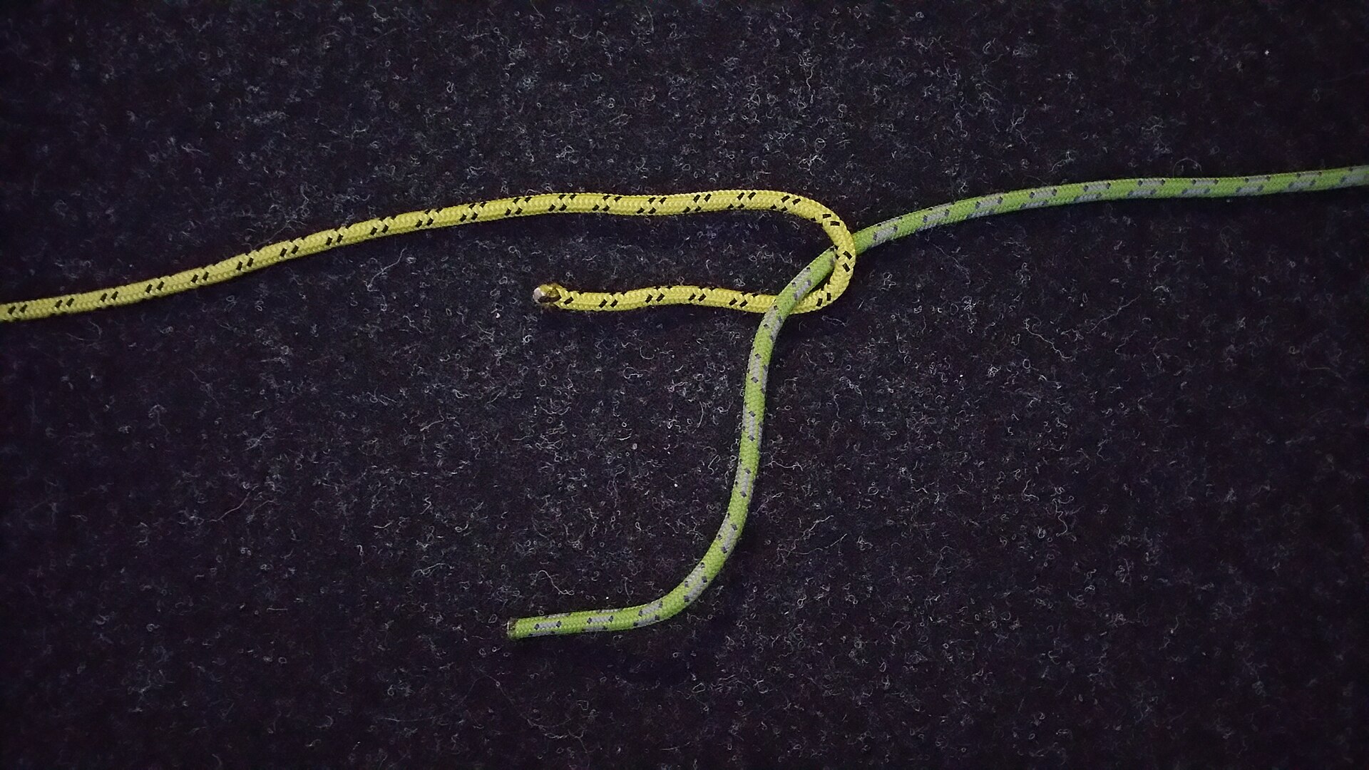 Green rope passed up through a bight in yellow rope
